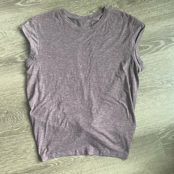 Lululemon tee with open back - Picture 4 of 5